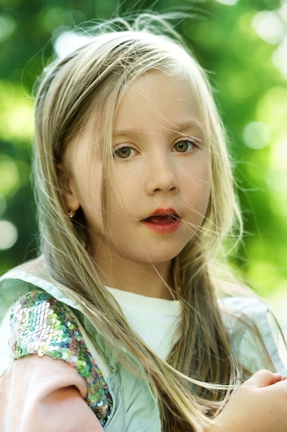 Retrato de uma menina bonitinha em um parque da cidade