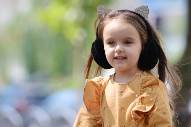 Retrato de uma menina bonitinha no parque