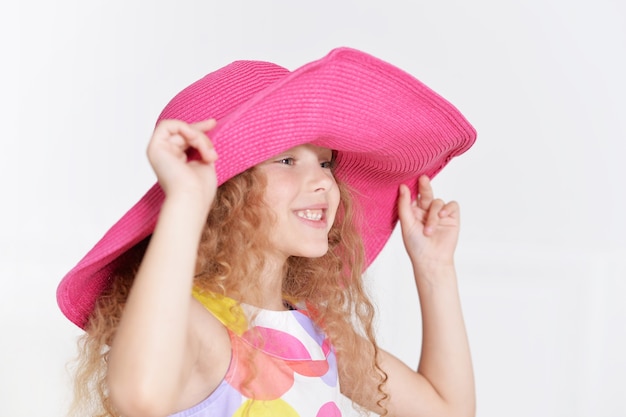 Foto retrato de uma menina bonitinha posando em belas dres