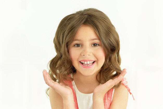 Retrato de uma menina bonitinha posando em um lindo vestido