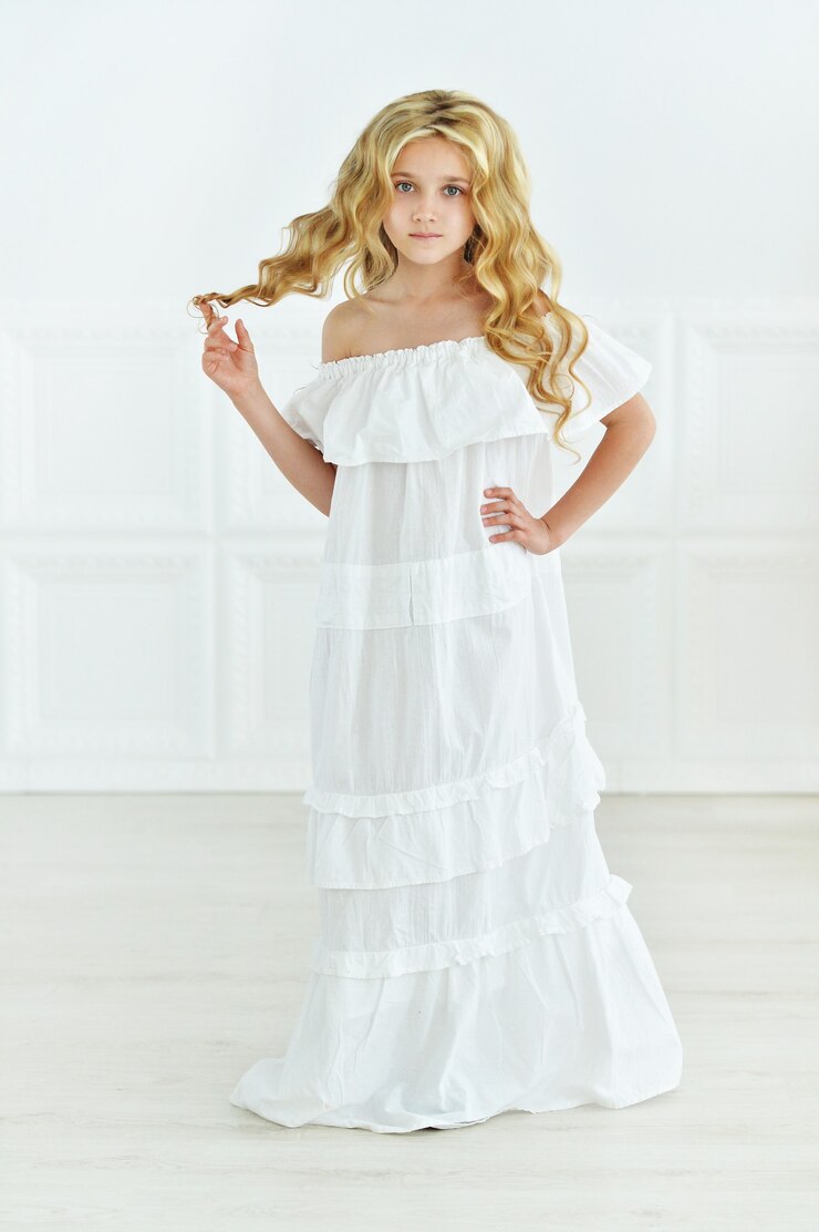 Foto retrato de uma menina bonitinha posando em um vestido branco