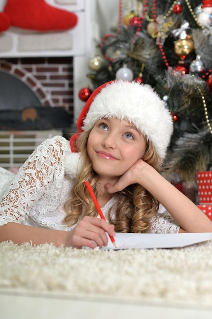 Retrato de uma menina bonitinha se preparando para o Natal