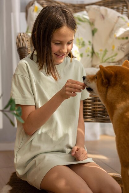 Foto retrato de uma menina brincando com seu cão husky em um dia ensolarado