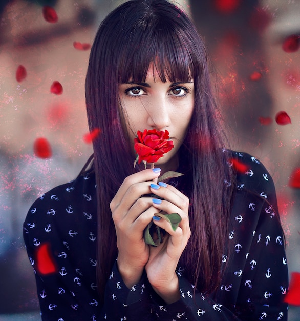 Retrato de uma menina cheirando uma rosa