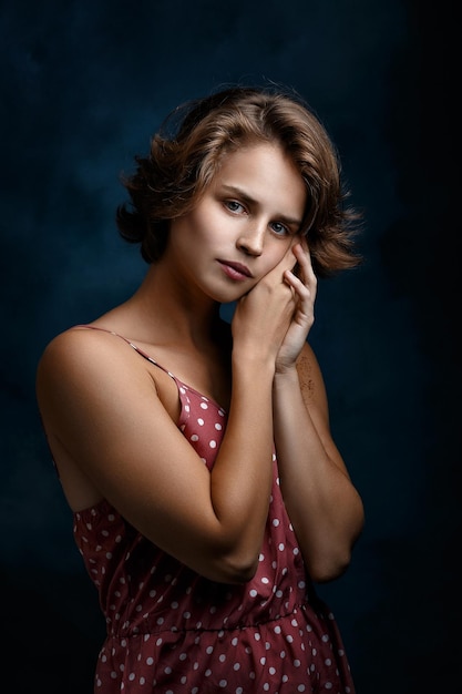 Retrato de uma menina closeup em um fundo azul