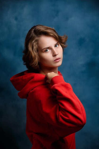 Retrato de uma menina closeup em um fundo azul