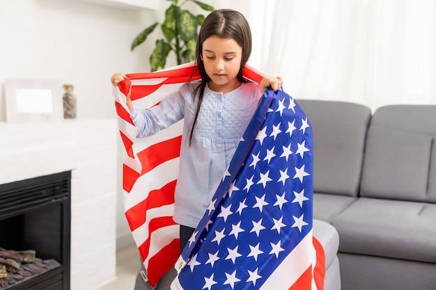 Retrato de uma menina com a bandeira da América. Educação americana, estude na América.