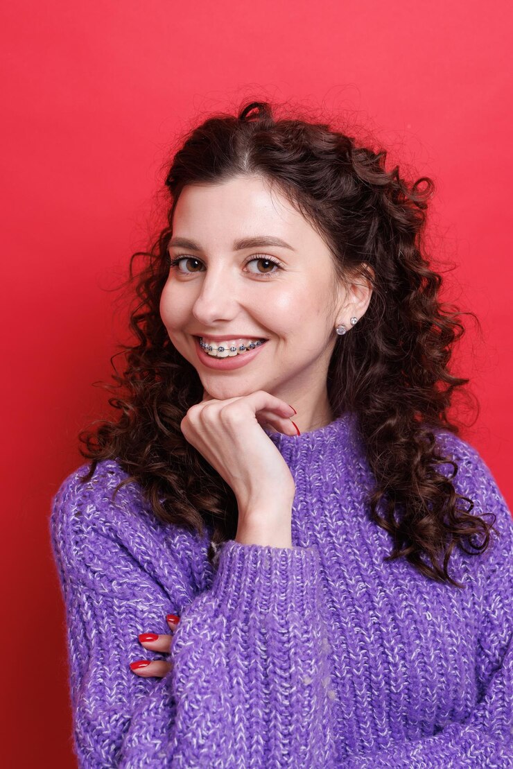 Foto retrato de uma menina com aparelhos ortopédicos em closeup mulher está feliz com aparelho ortopédico