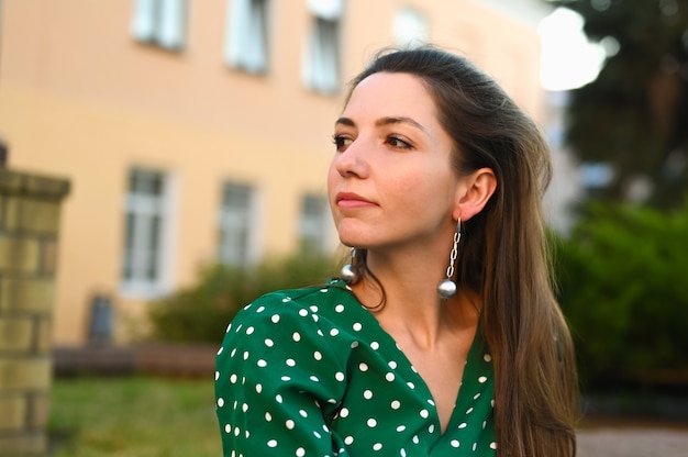 Retrato de uma menina com brincos redondos