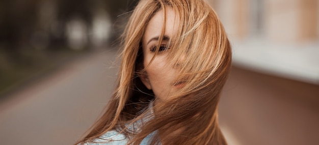 Retrato de uma menina com cabelo comprido. Panorama de banner