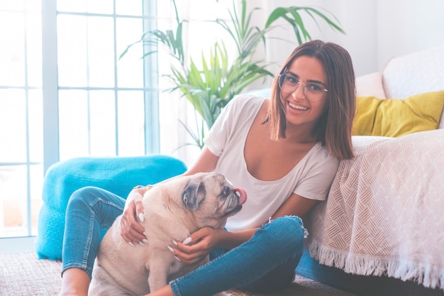 Foto retrato de uma menina com cães sentada em casa