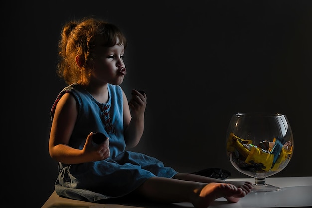 Retrato de uma menina com doces em casa à noite