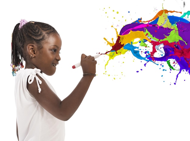 Foto retrato de uma menina com fundo multicolorido
