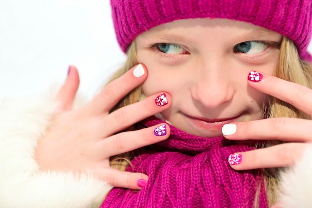 Retrato de uma menina com manicure