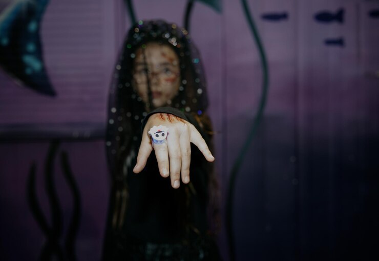 Foto retrato de uma menina com maquiagem de halloween em um vestido de noiva de bruxa
