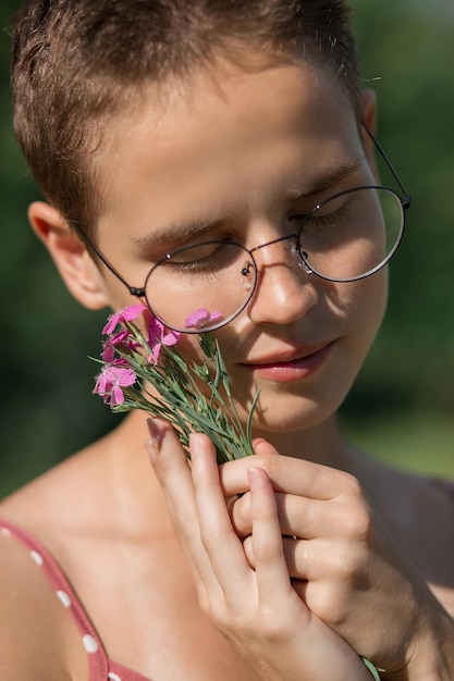 Retrato de uma menina com óculos, close-up, rosto feminino, corte de cabelo, sentimentos agradáveis