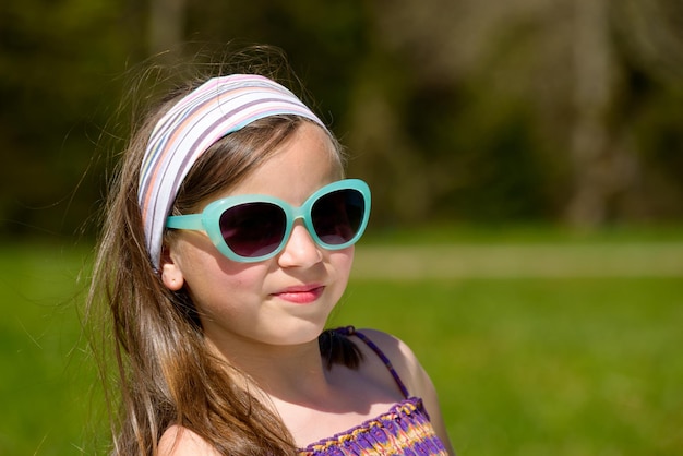 Foto retrato de uma menina com óculos de sol