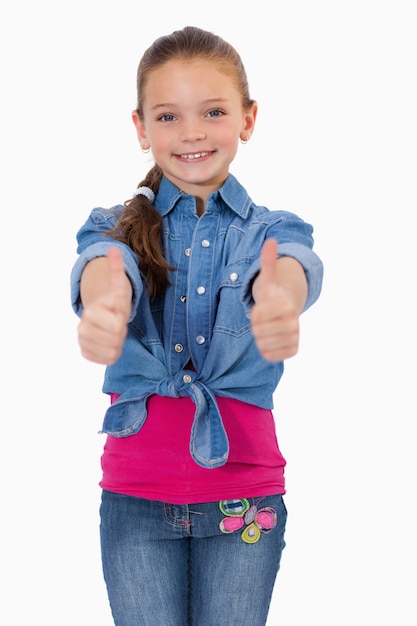 Retrato de uma menina com os polegares para cima