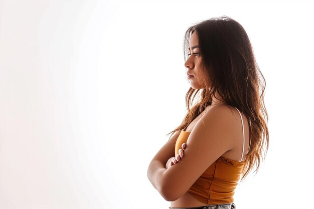 Foto retrato de uma menina com pose lateral em fundo branco isolado