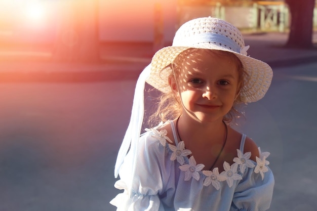 Retrato de uma menina com um chapéu branco.