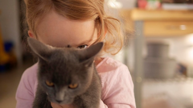 Retrato de uma menina com um gato em casa