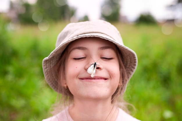 Foto retrato de uma menina com uma borboleta no nariz