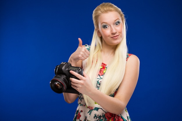 Retrato de uma menina com uma câmera nas mãos