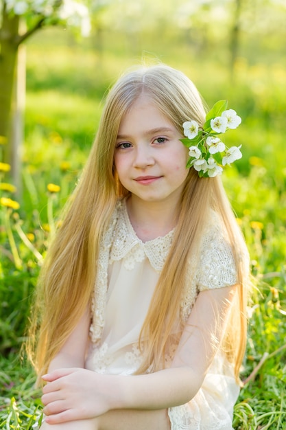 Retrato de uma menina com uma flor no cabelo