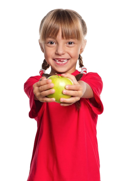 Retrato de uma menina com uma maçã verde isolada em fundo branco