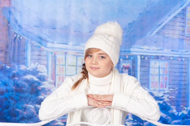 Retrato de uma menina comemorando o natal