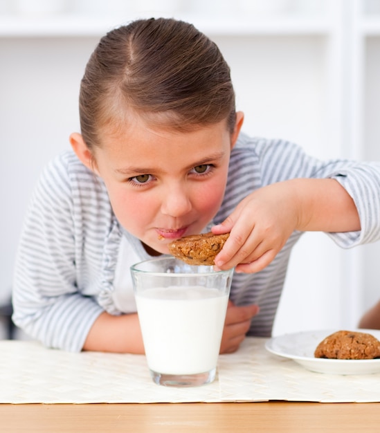 Retrato de uma menina comendo biscoitos