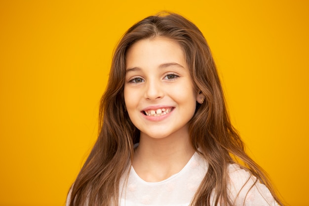 Foto retrato de uma menina criança feliz e sorridente