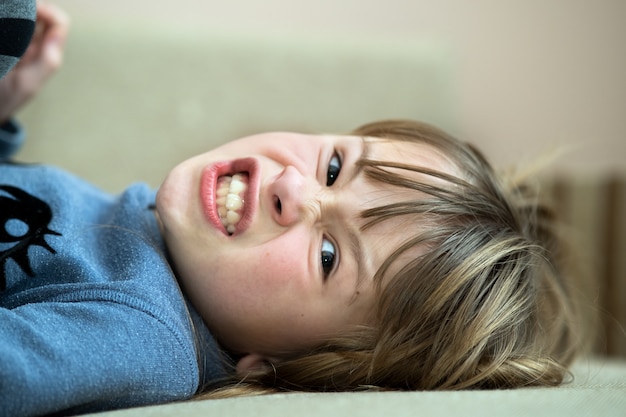 Foto retrato de uma menina criança muito zangado.