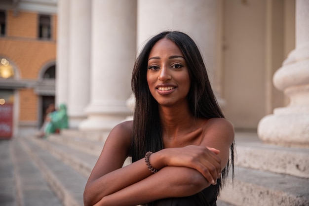 Retrato de uma menina da África Oriental sorrindo jovem ao ar livre no centro da cidade