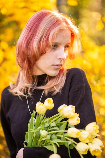 Retrato de uma menina de 18 anos na rua