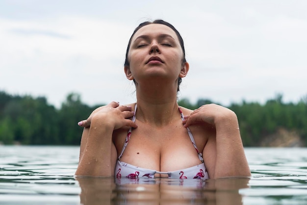 Retrato de uma menina de aparência caucasiana no lago