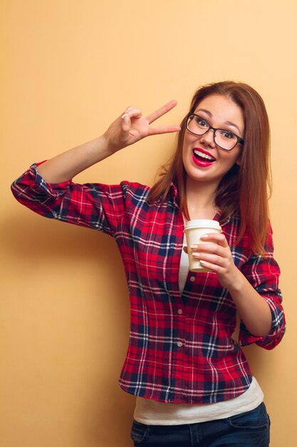 Retrato de uma menina de camisa vermelha