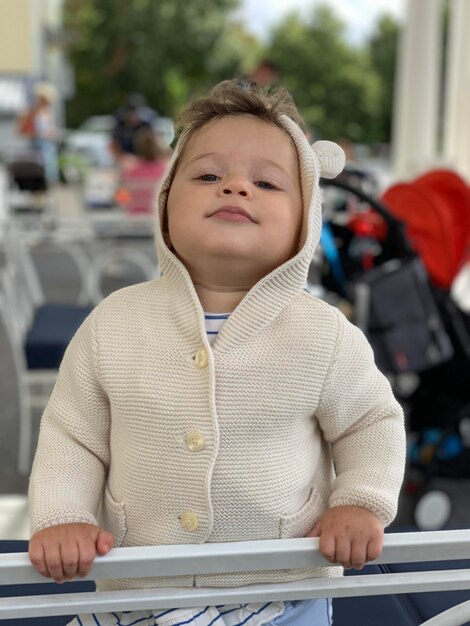 Retrato de uma menina de pé junto ao corrimão