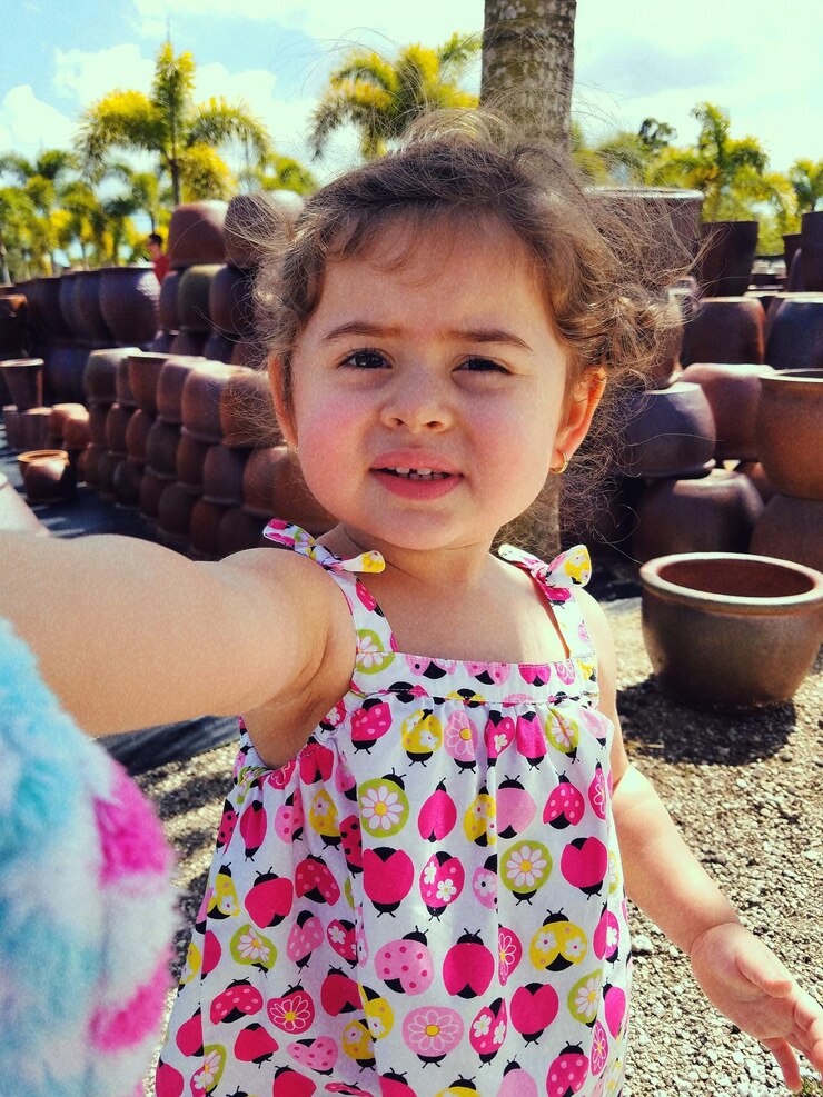 Foto retrato de uma menina de pé na estrada de terra