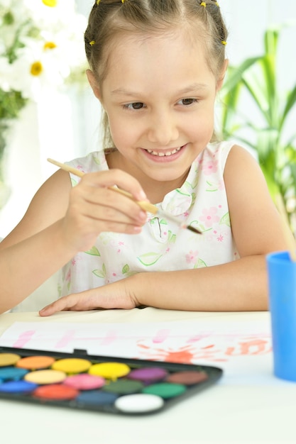 Retrato de uma menina desenhando em casa