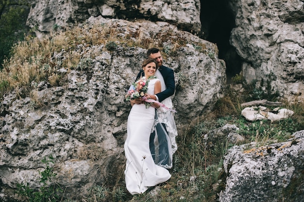 retrato de uma menina e casais à procura de um vestido de noiva