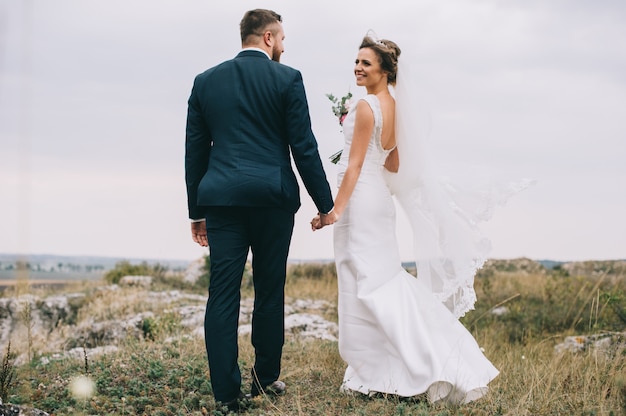 Retrato de uma menina e casais à procura de um vestido de noiva