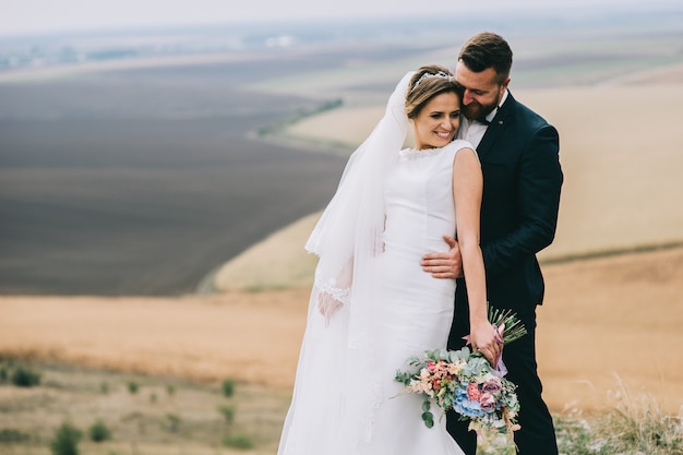 retrato de uma menina e casais à procura de um vestido de noiva