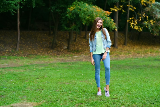 Retrato de uma menina em pleno crescimento no parque