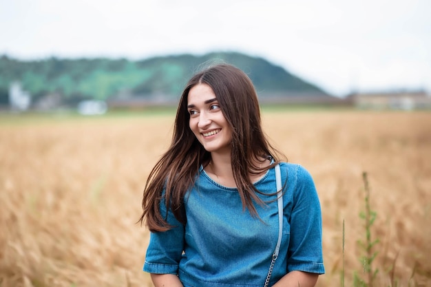 Retrato de uma menina em um campo de trigo Retrato de uma menina bonita em um campo de trigo