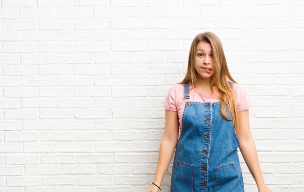 retrato de uma menina em um fundo branco