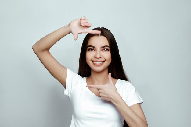 Retrato de uma menina em um fundo branco