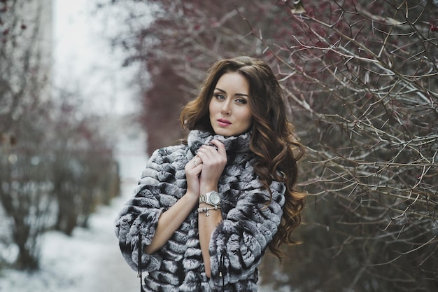 Retrato de uma menina em uma caminhada de inverno 4972