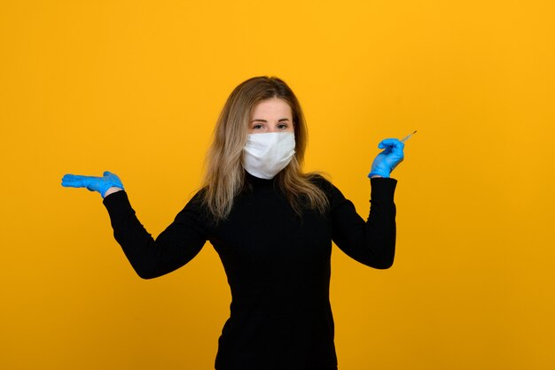 Retrato de uma menina em uma máscara médica e luvas médicas