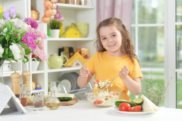 Retrato de uma menina engraçada cozinhando